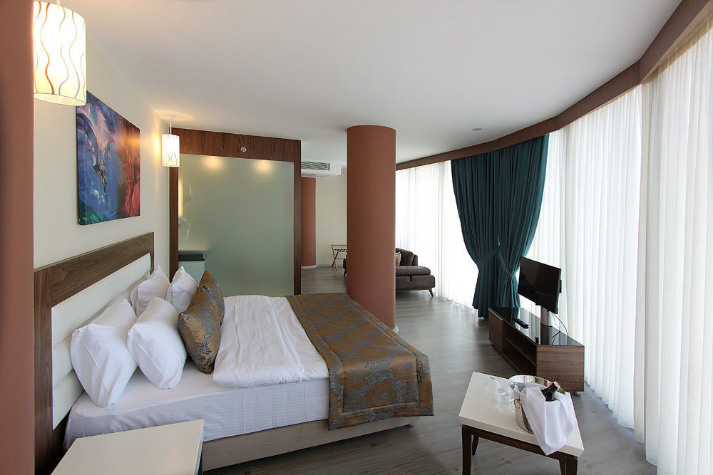 Forum Suite Otel Мерсин Екстериор снимка
